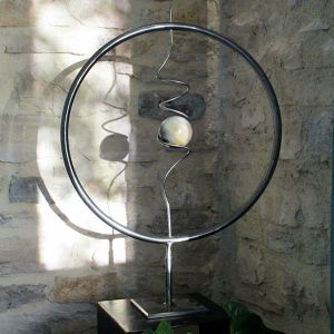 Cercle en fer-forgé avec boule en bois fossilisé