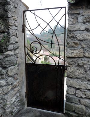 grille de porte en fer forgé 