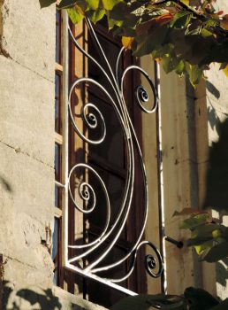 grille de fenêtre en fer forgé